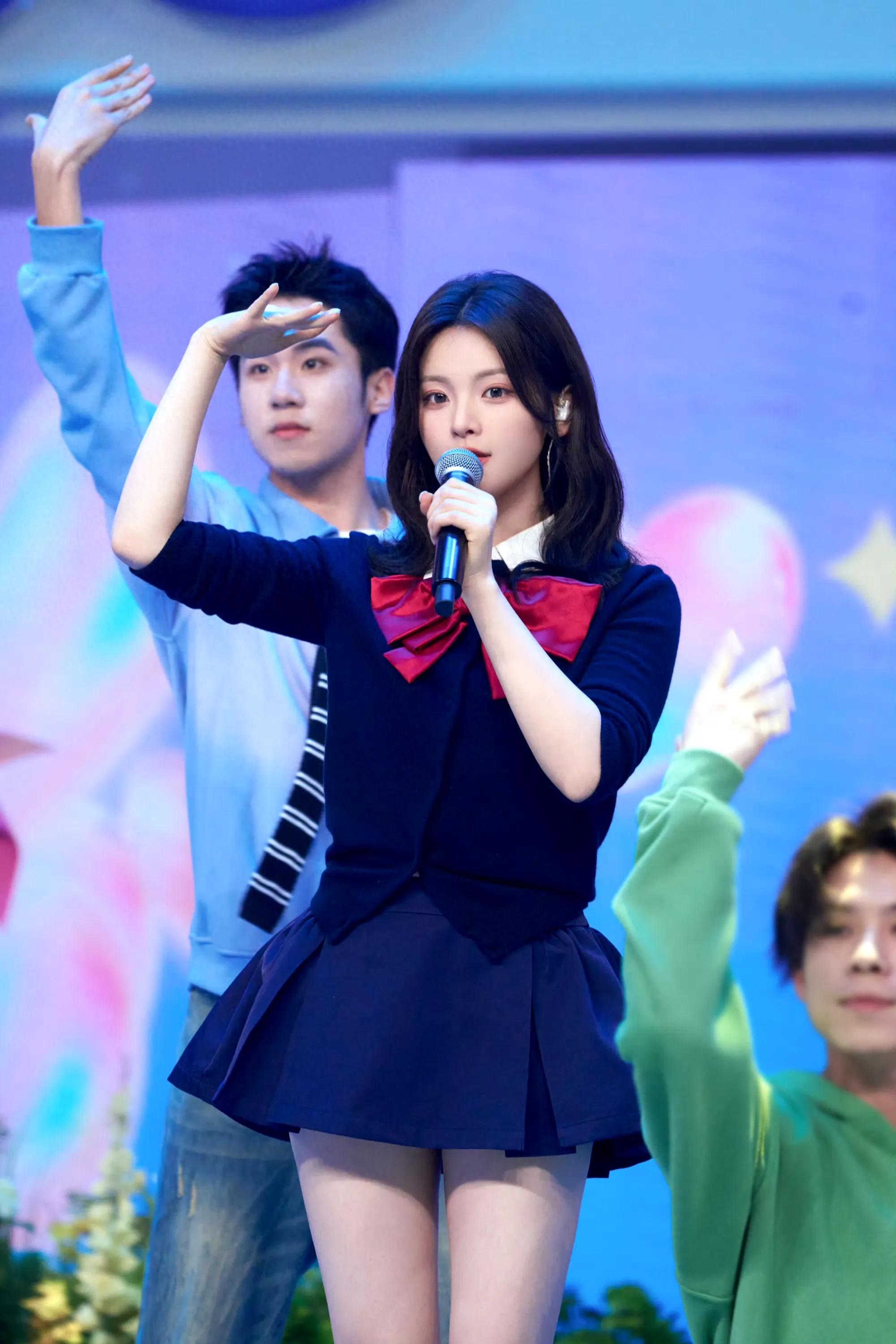 女星杨超越青春风采，充满青春活力的美少女！
