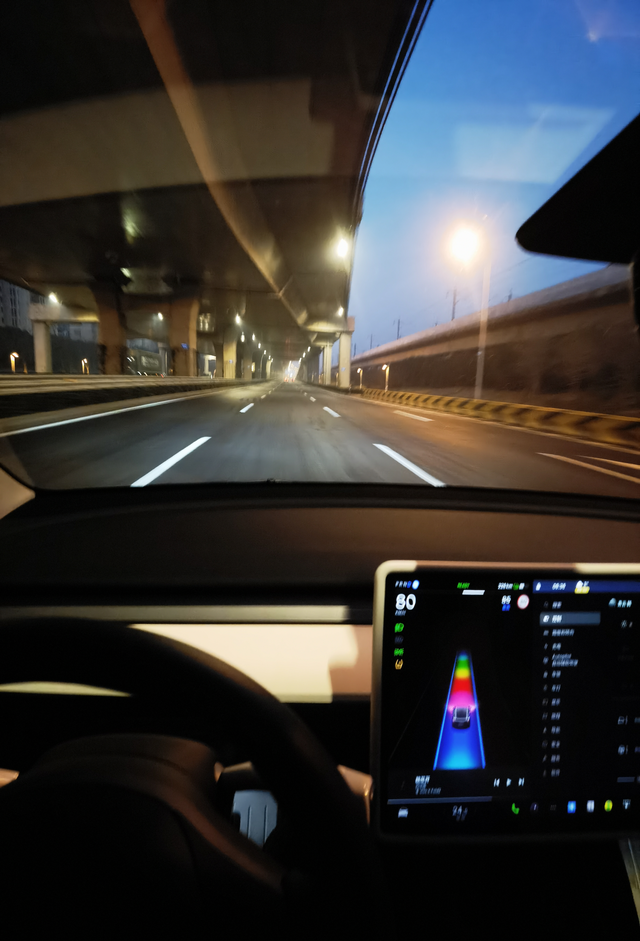 特斯拉辅助驾驶一言难尽
这自动驾驶更新了，昨天更新的。每隔三分钟提醒我转一下方向