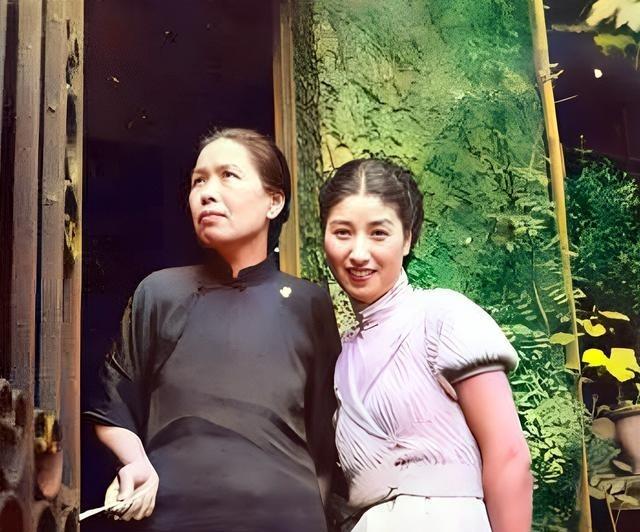 这是抗日女英雄郑苹如与自己的母亲。1940年2月，76号特务头子丁默邨下令将郑苹