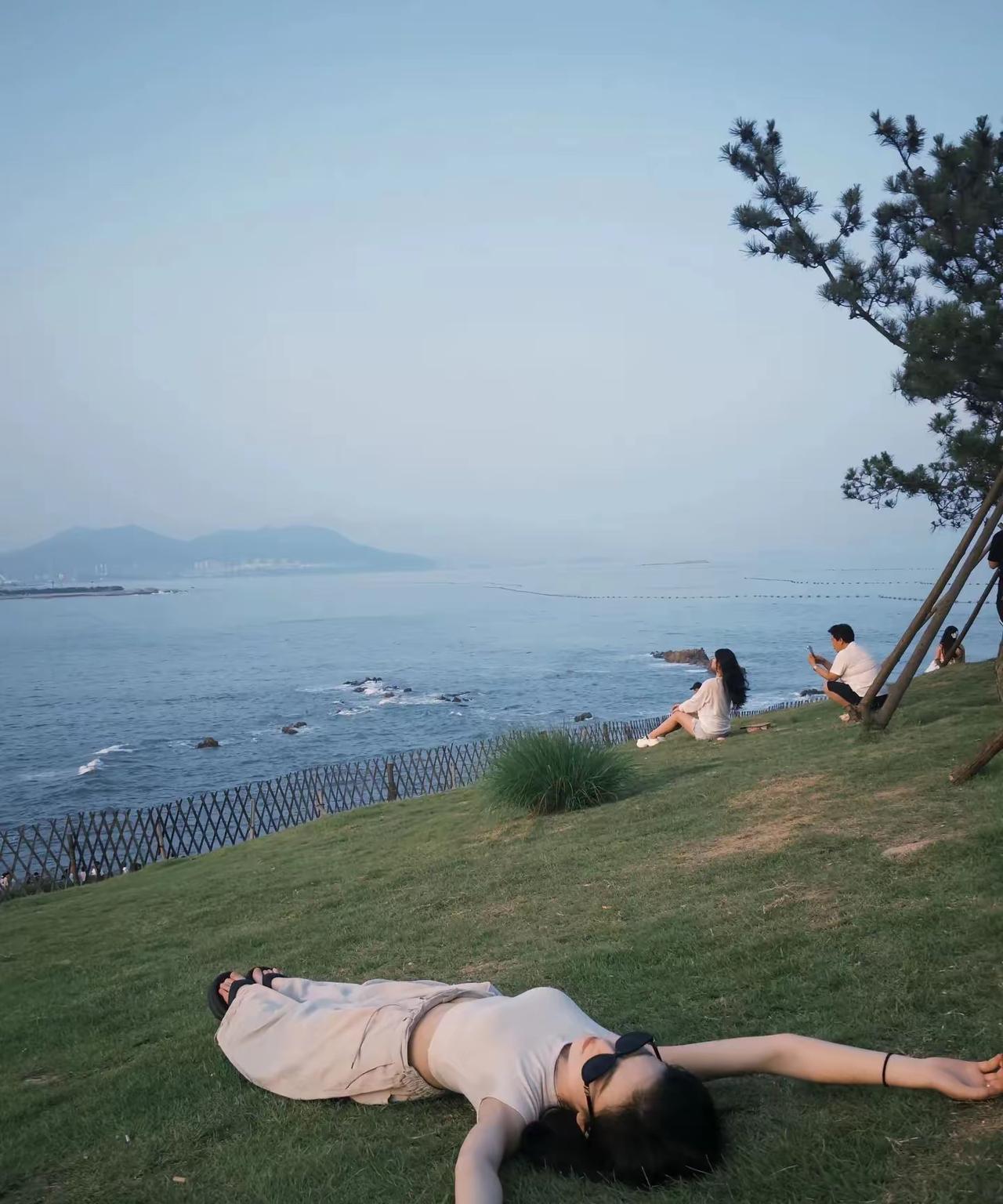 相逢已是上上签，何需相思煮流年。
即便此生不相逢，相伴一程已心安。
花开花落终有