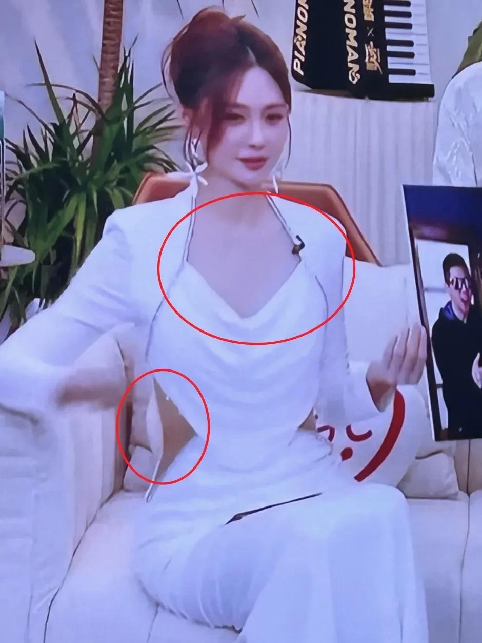 沈梦辰忘记给腰擦粉，原生肤色露馅儿了
沈梦辰原生肤色是比较偏黄偏黑的，她自己也不
