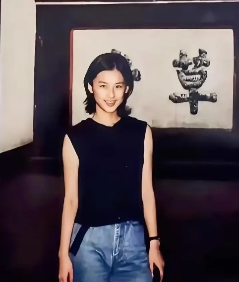 十六岁时的黄圣依气质容貌真的是太漂亮了，少女亭亭玉立，气质如兰，万中挑一。

那