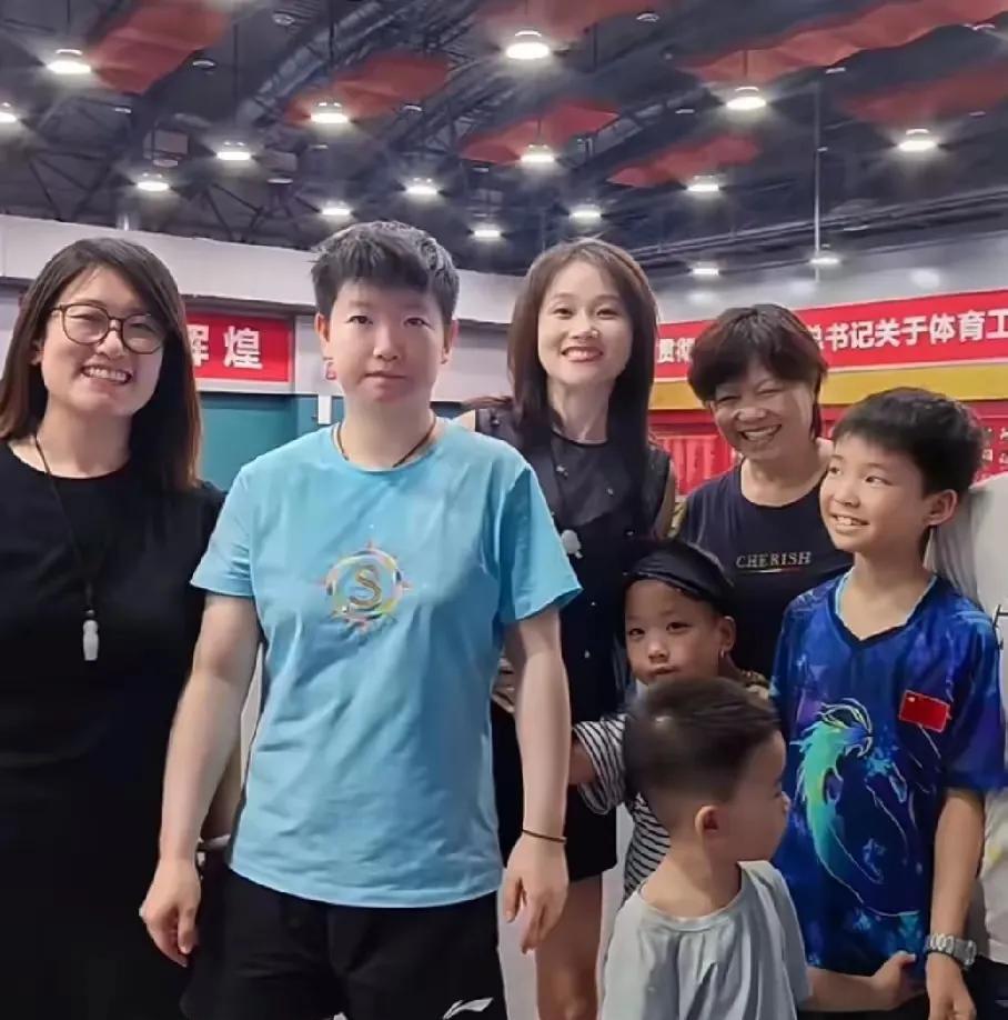 这一大家子是谁啊？能够进入体总训练馆，还与莎莎合影真是太幸福了！[兔年大吉][兔