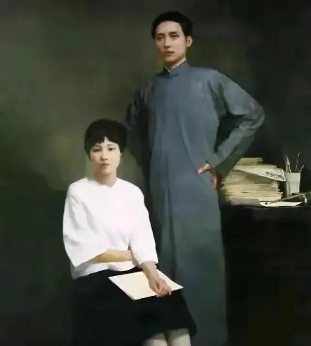 这张老照片里，二十出头的毛主席和杨开慧站在一起，像两棵并立的青松。杨开慧白衣黑裙