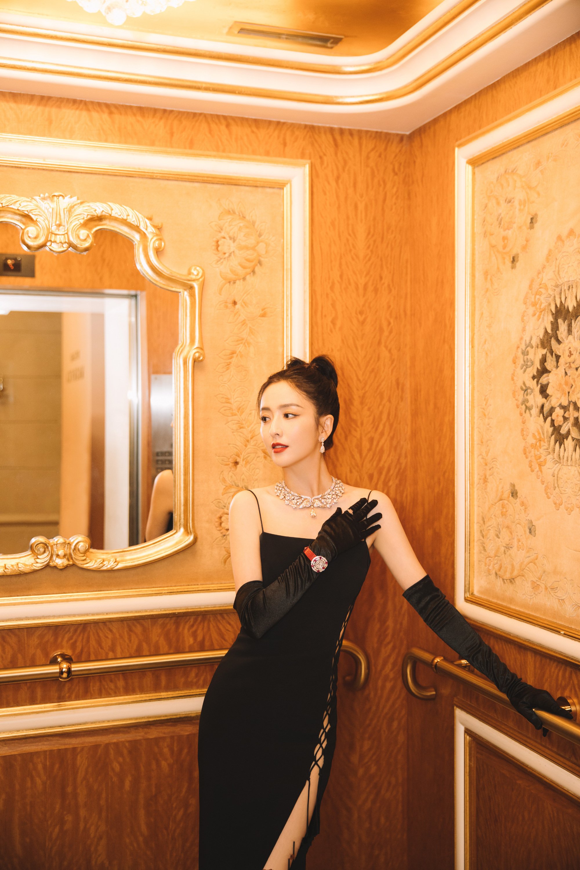 佟丽娅 的黑色吊带礼裙，性感与优雅的完美碰撞！