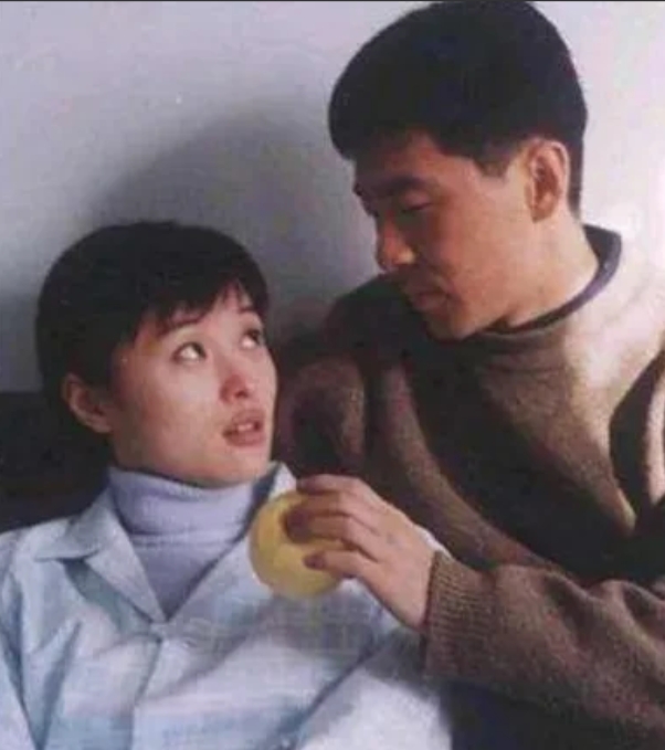2005年，35岁的陈建斌抛弃同居5年的吴越，只留下一封决绝的分手信，吴越苦苦挽