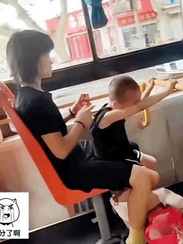 这么打孩子的是亲妈，拐卖的大庭广众下没这么虎[捂脸]