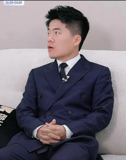 董宇辉今天好正式呀！
像是参加什么高级会议去了[大笑]
你看和旁边的骞还蛮亲密的