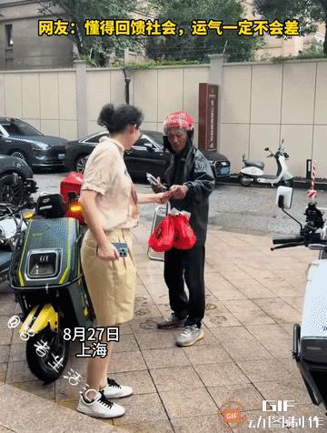 太感动了！上海，一位漂亮的小姐姐订外卖，为了感谢外卖小哥高温下的辛勤付出 ，给她
