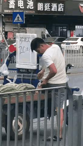 西瓜刀割脚皮，真恶心[吐]