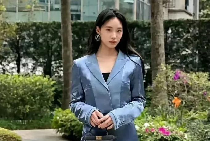 小S成功的把许韵恩，养成了她的样子。明明是16岁的花季少女，身上却没有一丝少女的
