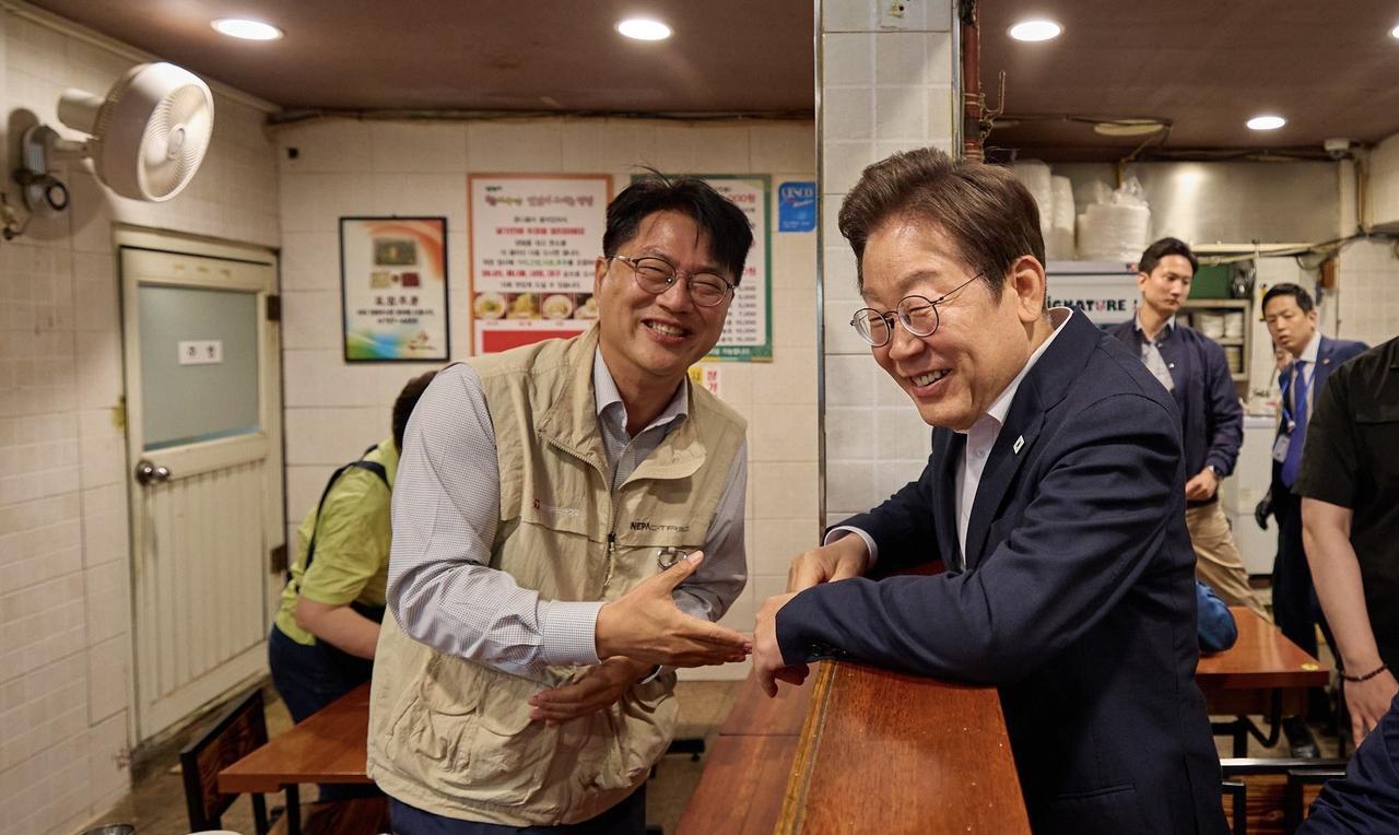李在明听取民众意见
当地时间6月26日中午，李在明去青瓦台附近的大邱饭店和民众进