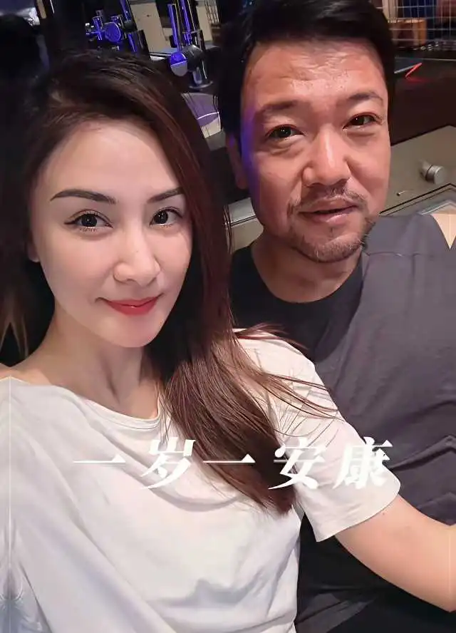 前有沙溢，后有贾冰，这两个中年搞笑男艺人最近都不约而同的瘦了，也因为瘦到脱相、颜