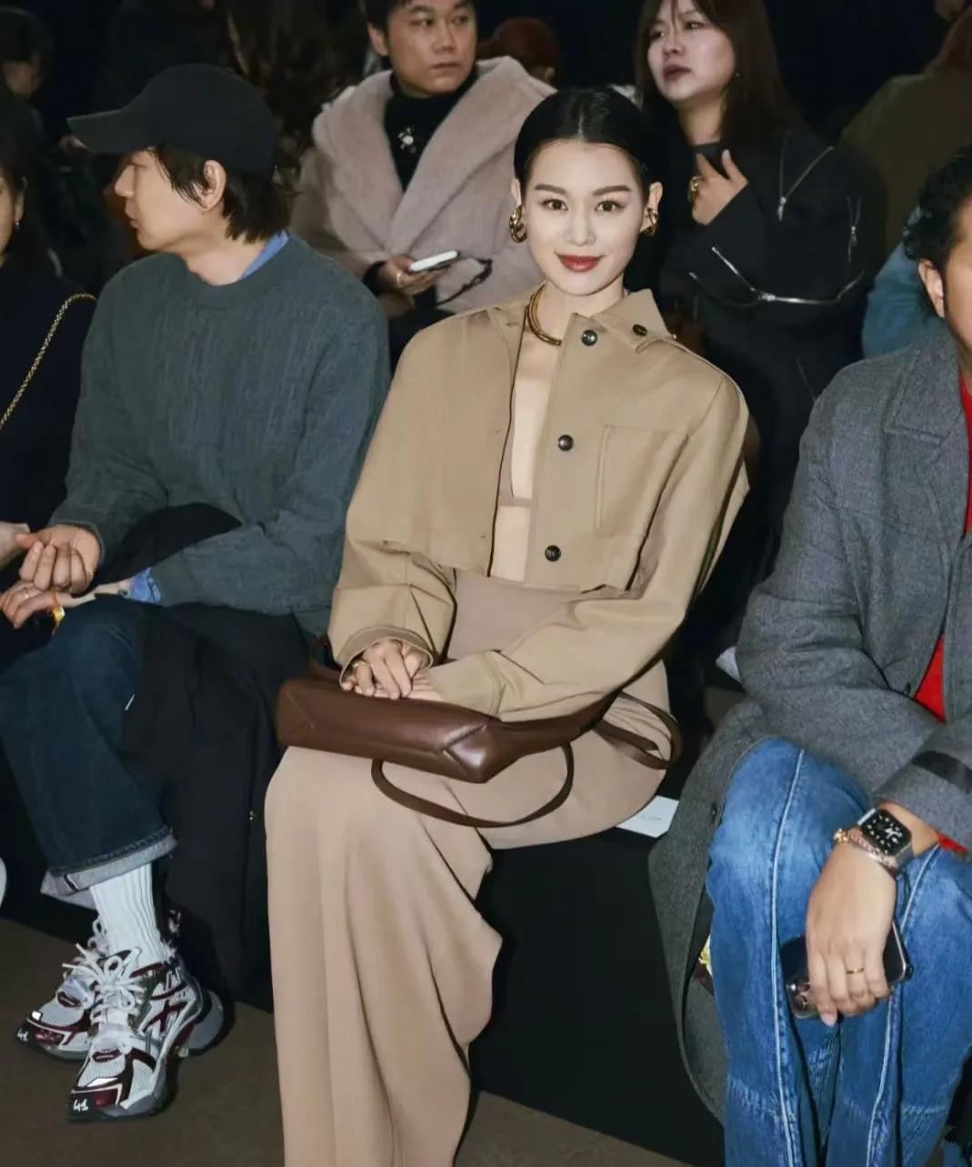 前几天跟姐妹唠嗑聊到胡杏儿，我忍不住问：