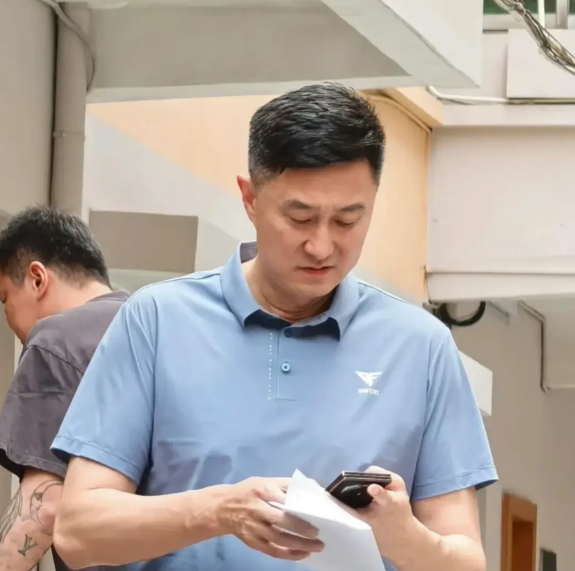 【CBA广东主教练辞职？】
据传杜锋已经辞职，宏远俱乐部已批准，夏天将正式离队，