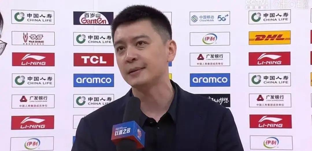 CBA总决赛第二回合，杨鸣迎来了新的搭档！
CBA总决赛第一回合，杨鸣与潘江解说