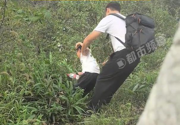 湖南，一家人来到湖南旅游，一个小孩哥，随手将喝空的矿泉水瓶子，潇洒的扔出景区护栏