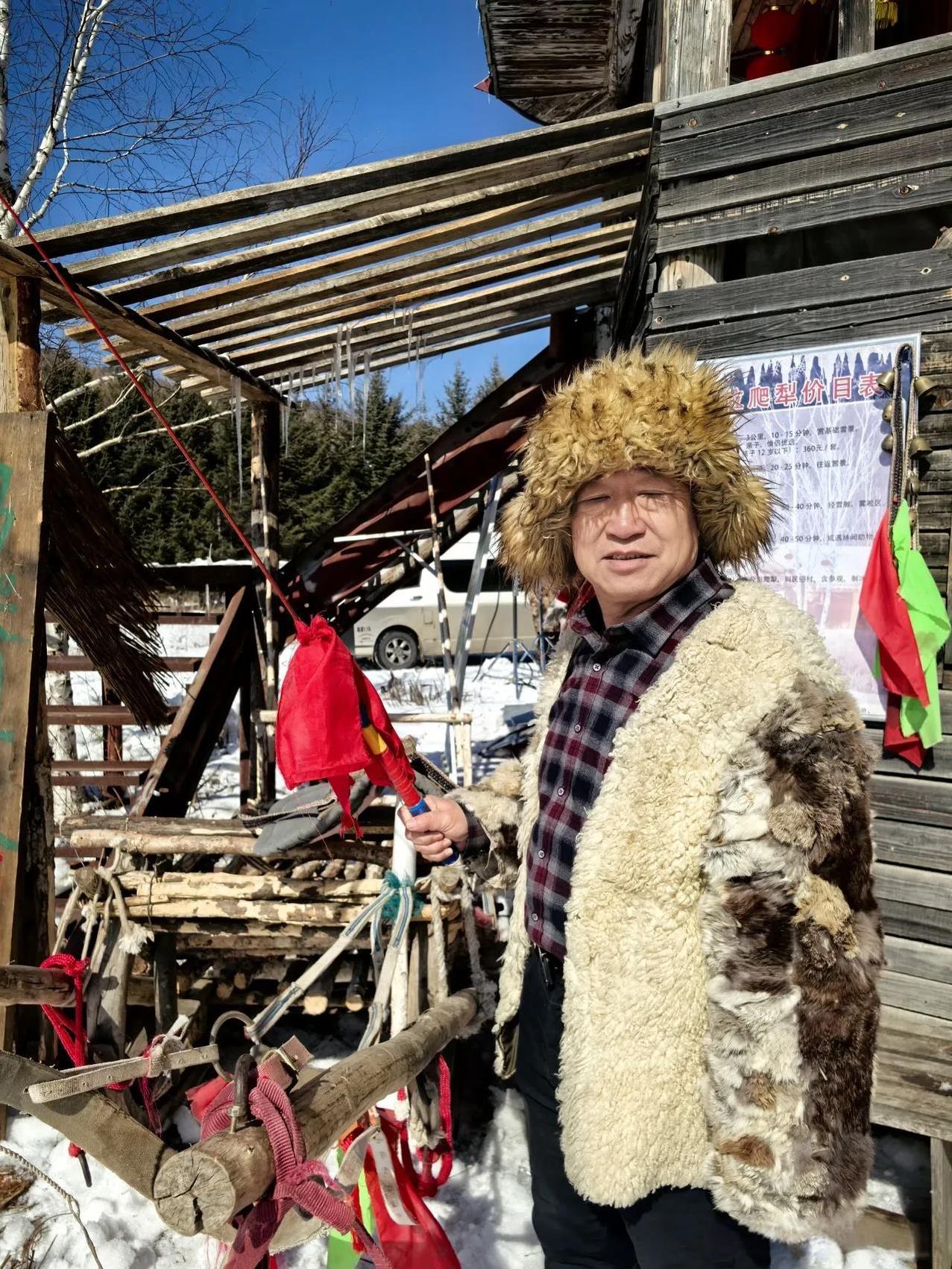 #我的宝藏兴趣# 今天，接到伊春峰岩山寨景区，厨师小东的电话时，窗外正飘着春雨。