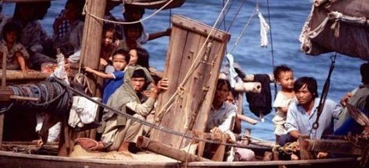 1975年后，20万越南难民逃进香港，香港全部接收了，给了他们香港身份，听说他们