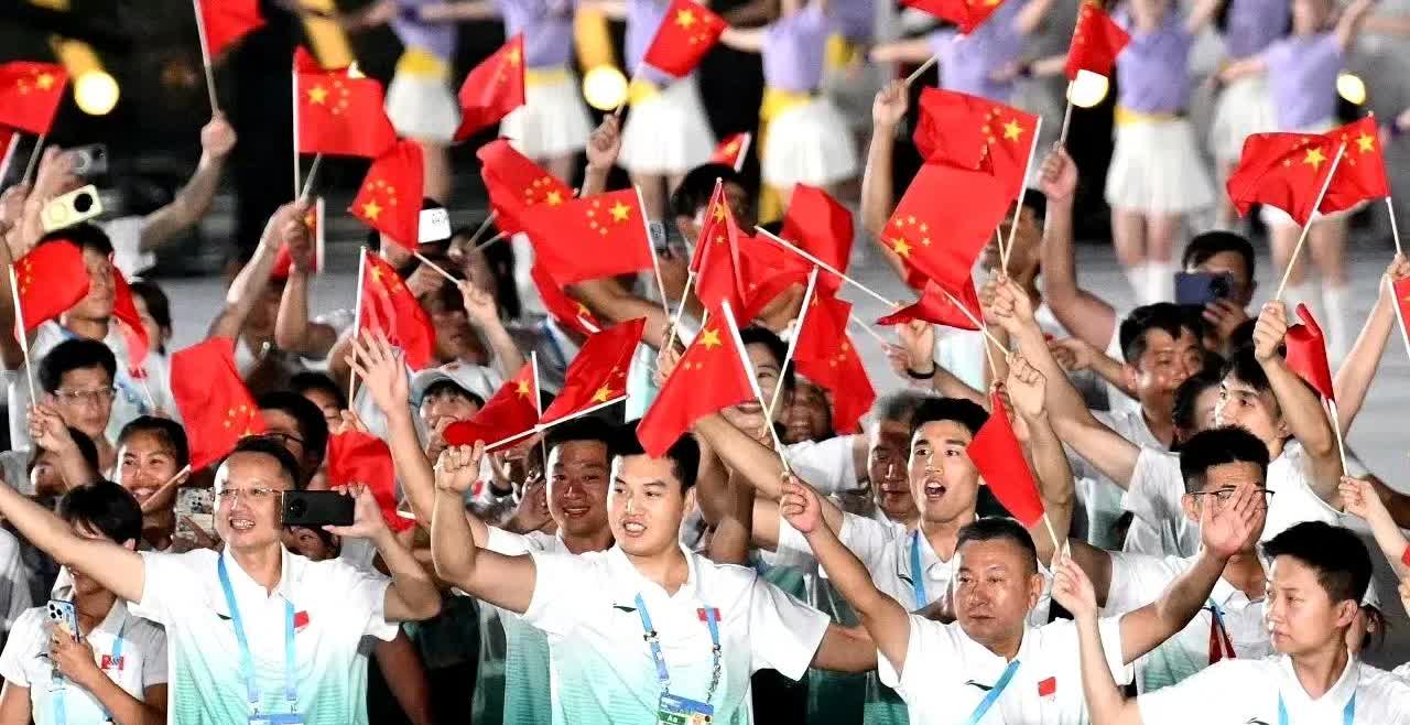 成都世运会开幕式不走寻常路，
有5个没想到。

1、开幕式大胆选在户外“天