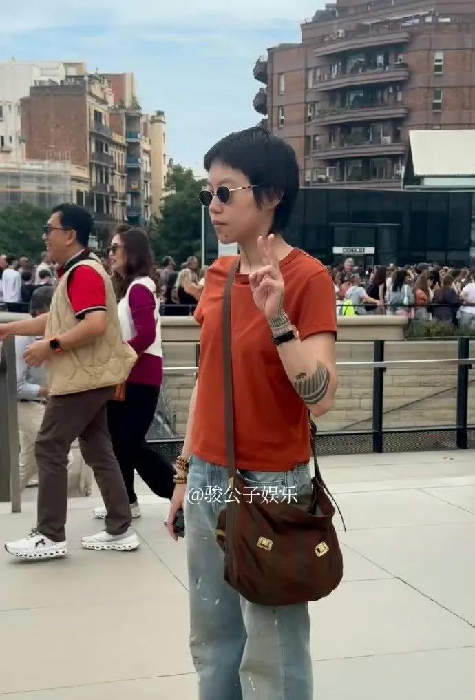在西班牙的街头，有网友幸运地遇到了随性的窦靖童。她并没有什么特别的打扮，就是一件