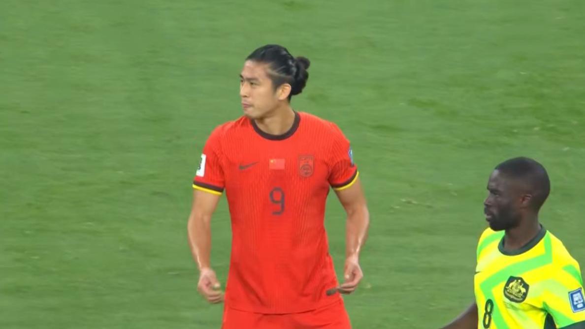 王大雷失误致国足半场0-2落后，伊万为何不让塞鸟上场？