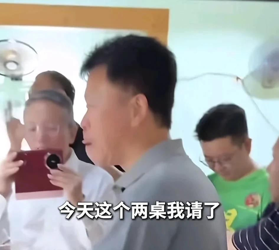 荣昌高书记敢为人先，
请企业家吃饭，
谁抢单就不准吃饭。
高书记用实际行动领悟了