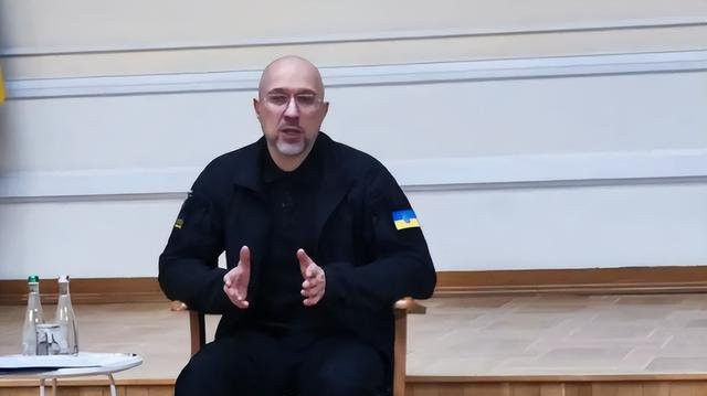 泽连斯基还在硬撑，特朗普把事做绝，拆光援乌基地，不留一颗子弹