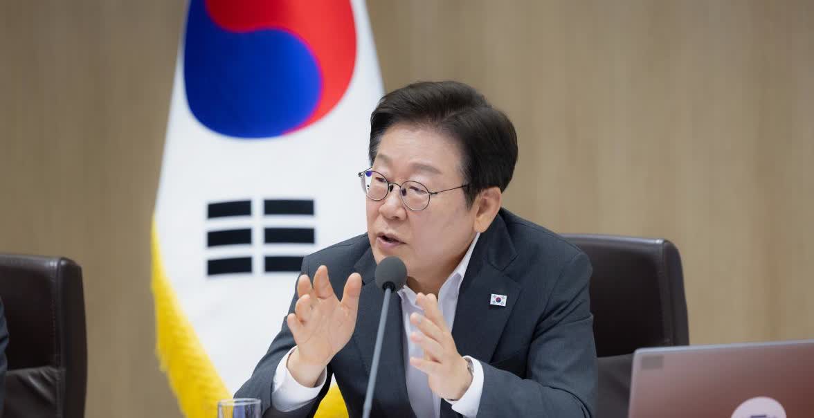 李在明主持召开国务会议。他说：从今天开始，我们已向人民群众开放内阁会议，以扩大国
