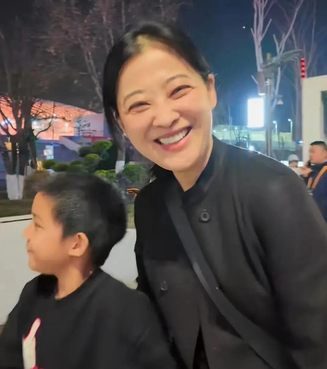 梅婷带儿女去看演唱会，全家追星！
梅婷一点都不胖，保持的真好，两个孩子了，有这样