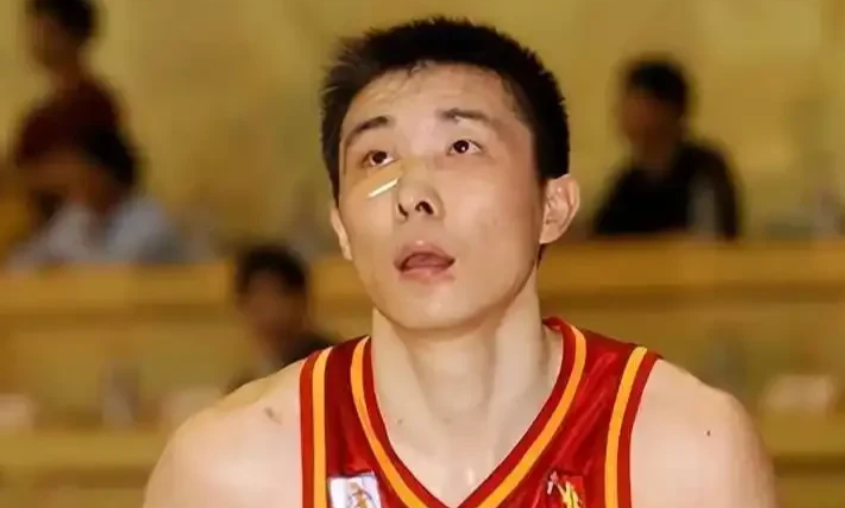 看八一球员张劲松打球就是一种享受，人送外号“拼命三郎”。他只要在场上就是拼，每一