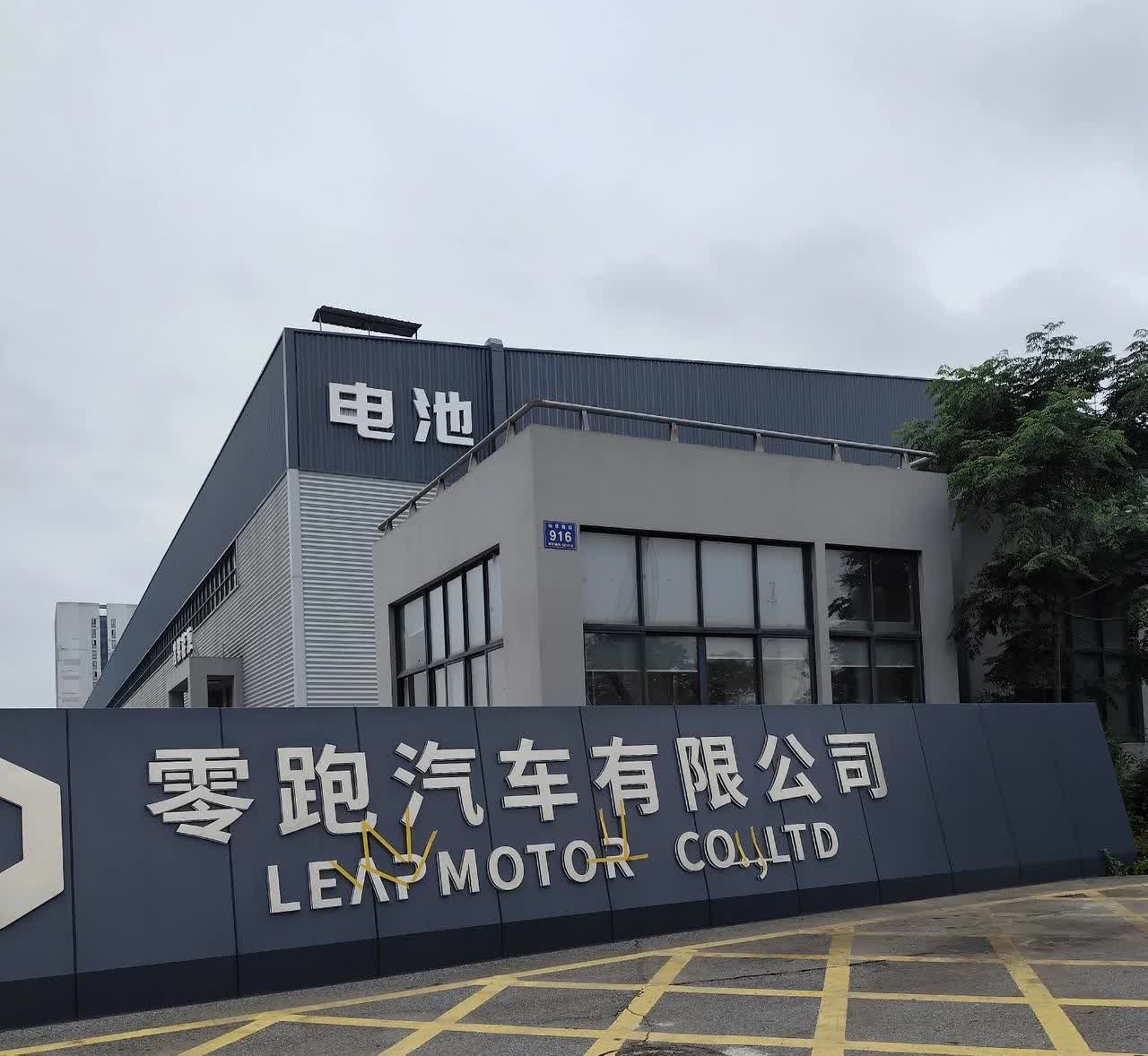 零跑汽车，企业很繁忙，大货车进进出出，C16也已经出厂上市，听说销量也是名列前茅