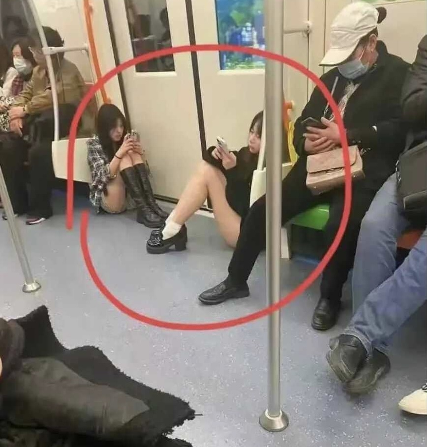 地铁上看到这一幕，你怎么看