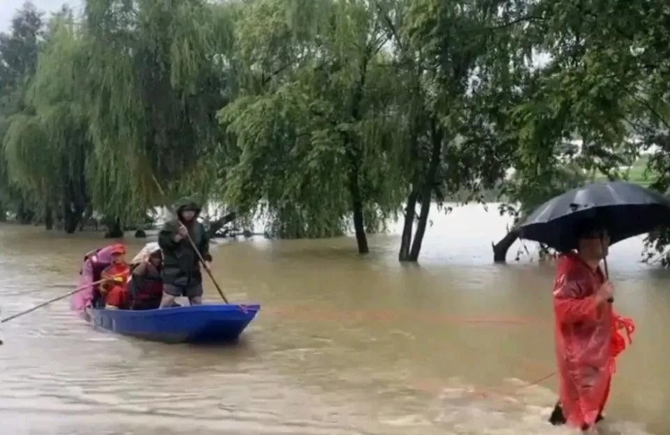 怀集抗洪进行时
百年一遇洪水过境怀集县，给当地带来严峻考验。记者石爱华、吴凯文深