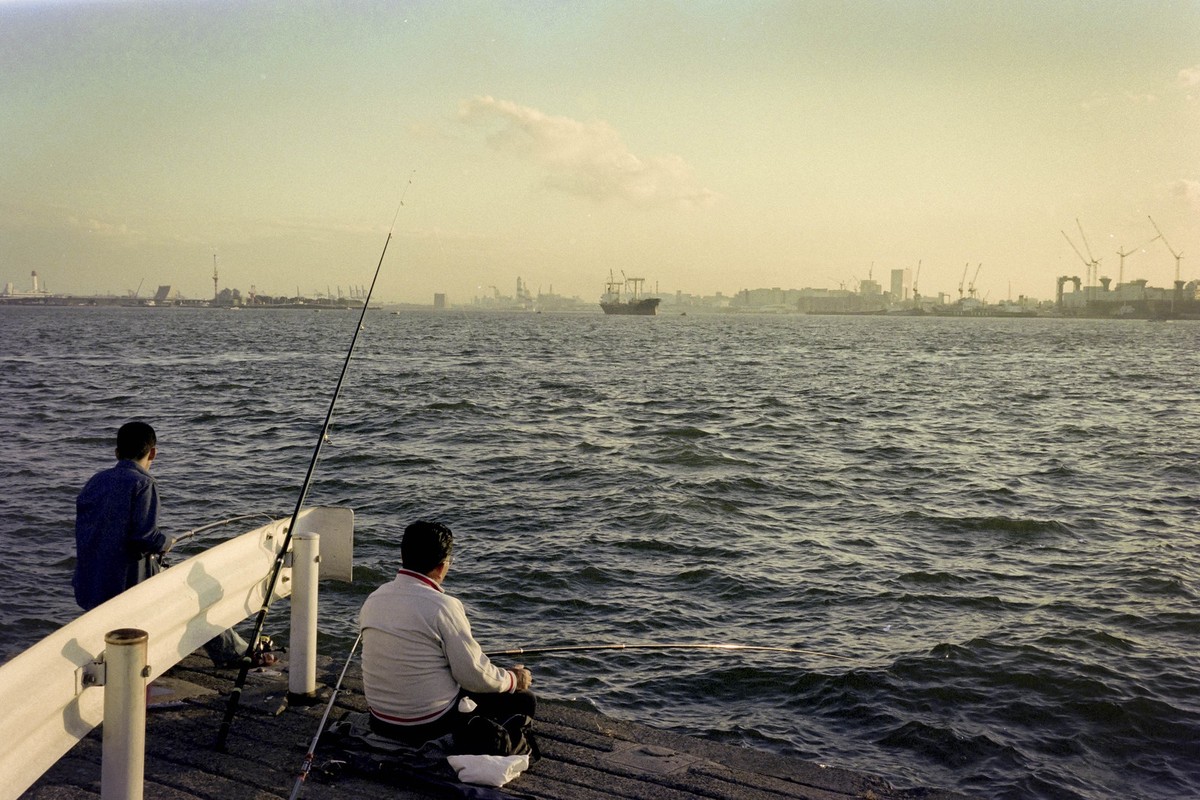 1990年，日本东京湾的钓鱼者。