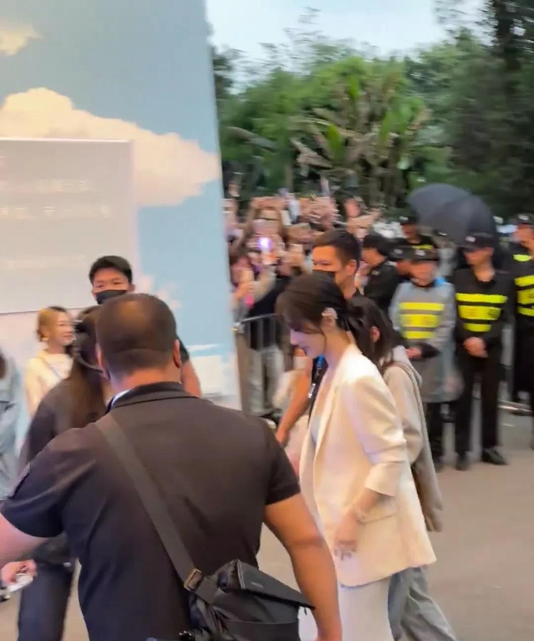 紫妹在成都的A P M活动直播开始啦，今天我们杨紫又一身高定，这应该是第33套高