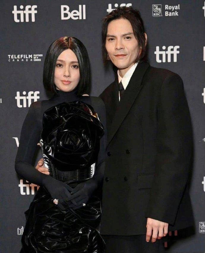 郭碧婷跟向佐还真是夫妻两，一个戴假发一个穿裙子，怎么看都格格不入！