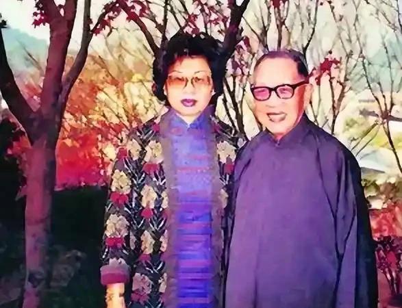 1956年，国学大师钱穆，61岁时三婚迎娶27岁胡美琦，看着如花似玉的娇妻，突然