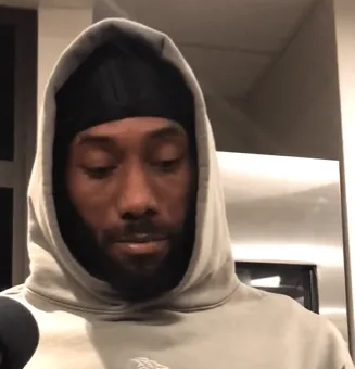 NBA常规赛，快船以118-135不敌湖人。
赛后，科怀-伦纳德谈到了如何改善快