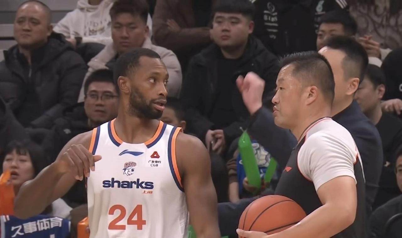 弗格张镇麟战老东家合砍28分，上海男篮大胜26分送辽宁四连败！北京时间2025年