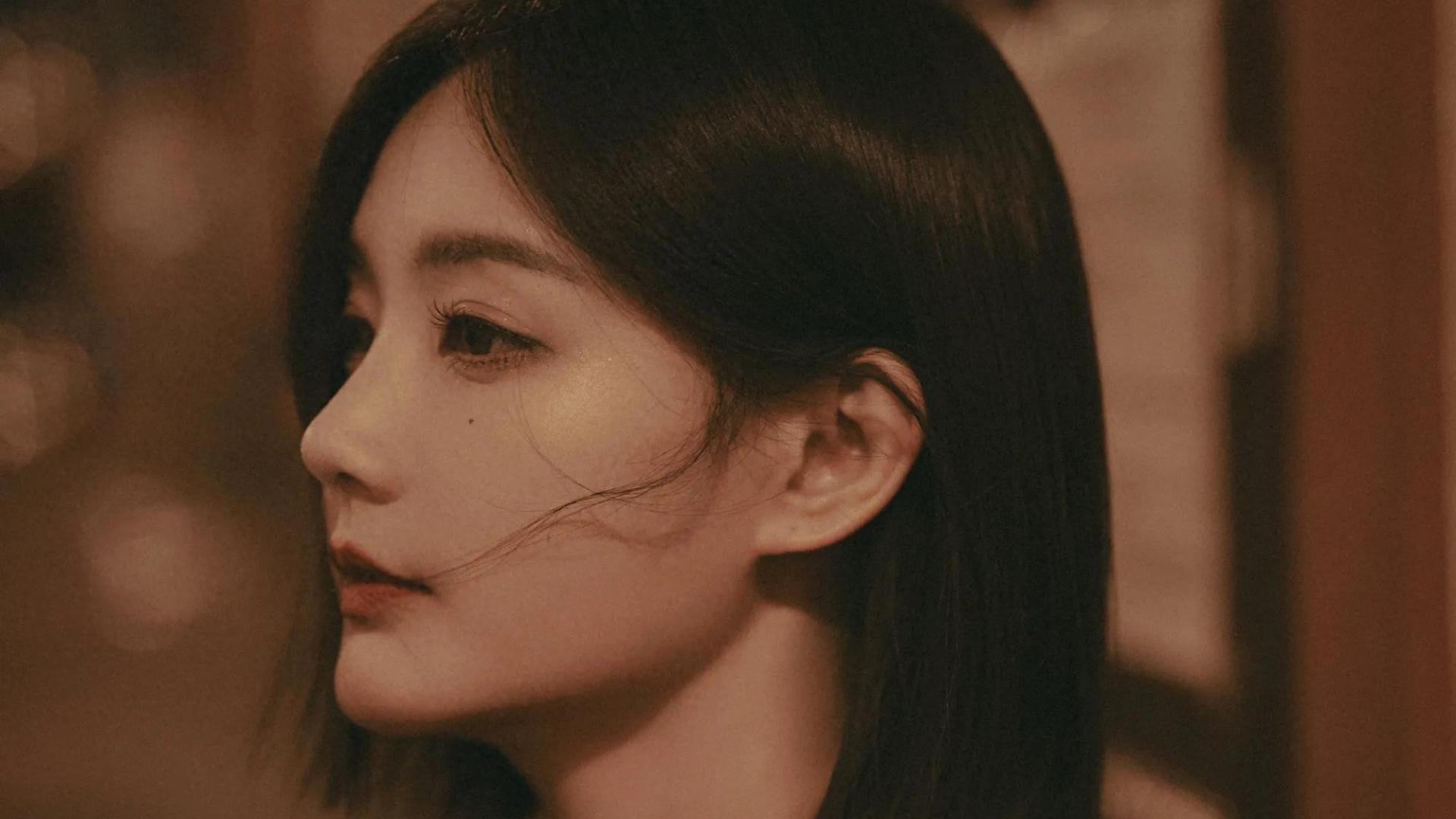 李一桐短发造型优雅知性