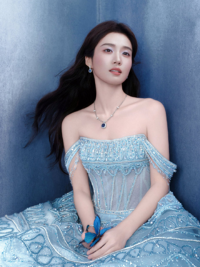 卢昱晓穿着蓝色连衣裙太美了吧，好漂亮。 ​​​