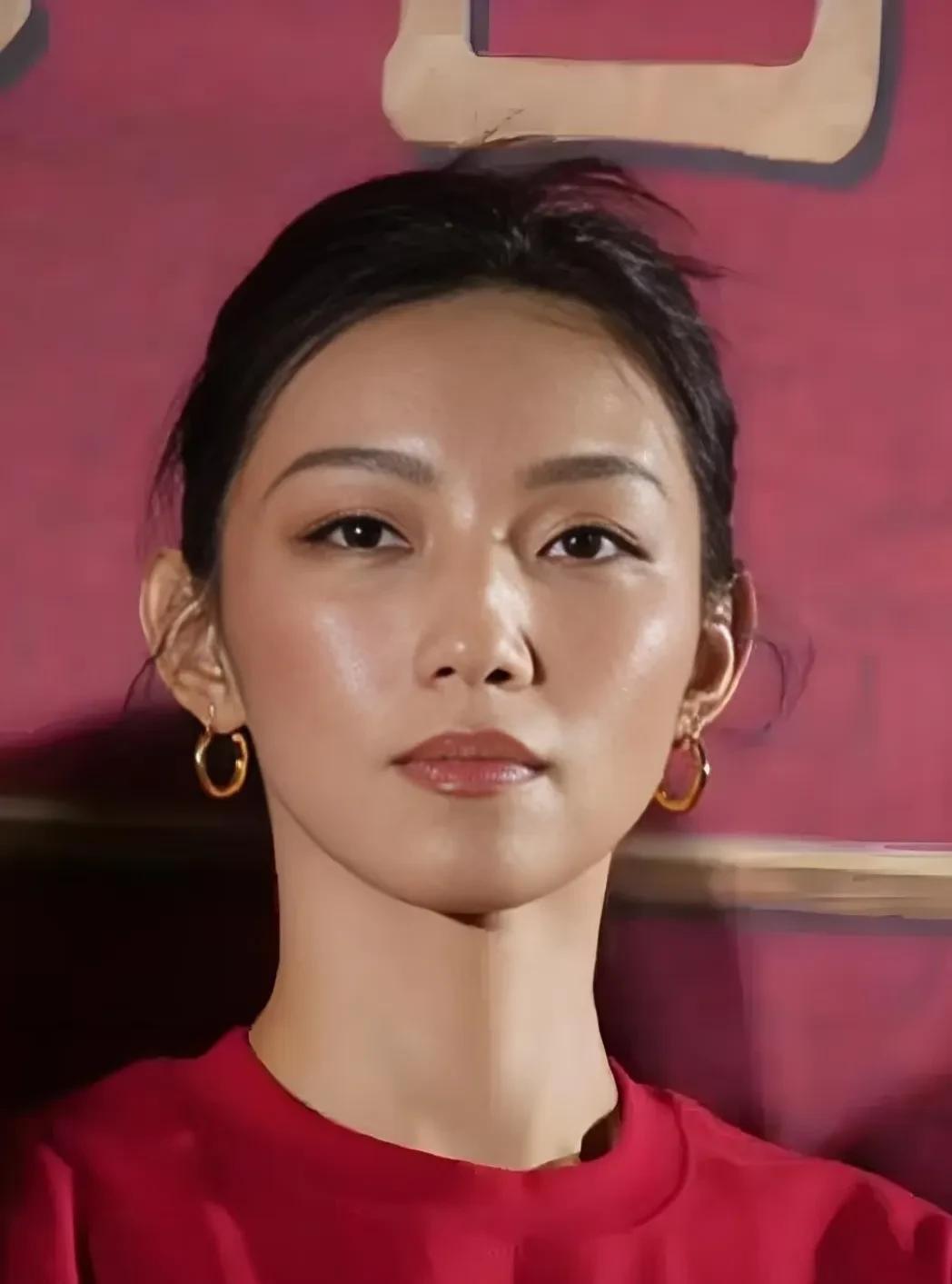 吴京新片《镖人》女主那尔那茜深陷违规培训争议，但剧组至今未传出换人或补拍消息。