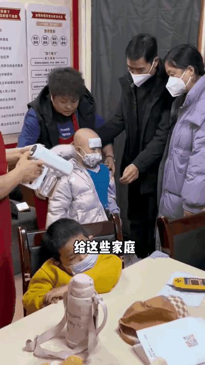 泪目！西安，男子路过儿童医院，看到一个中年女子举着一张牌子，上面写着“如果你看病