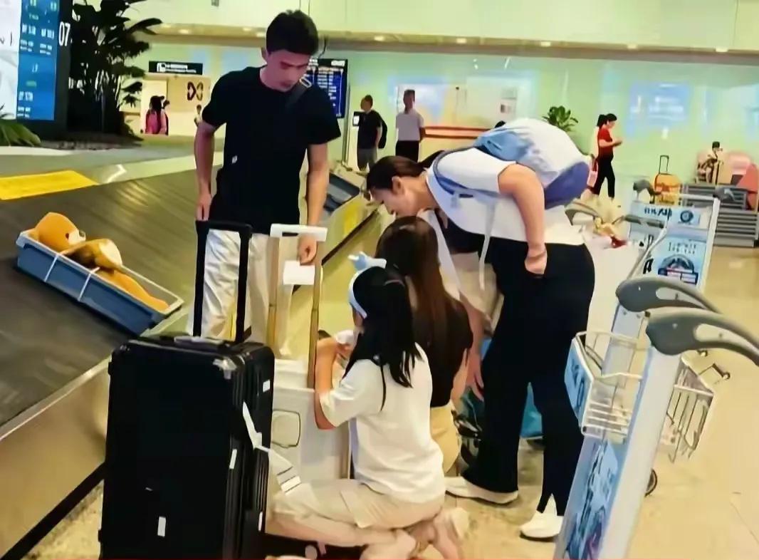 谢爸曾回复给郑琴买的车多少钱
谢妈已回国 谢浩男未同行直接回学校
网友：确实是厚
