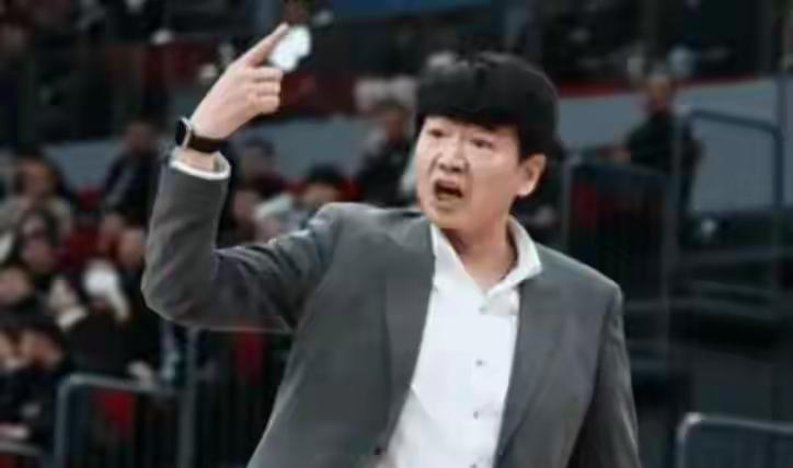 昨晚两名主帅怒摔西装。
     第一个怒摔西装的主帅是邱彪，他是因为克里斯两次