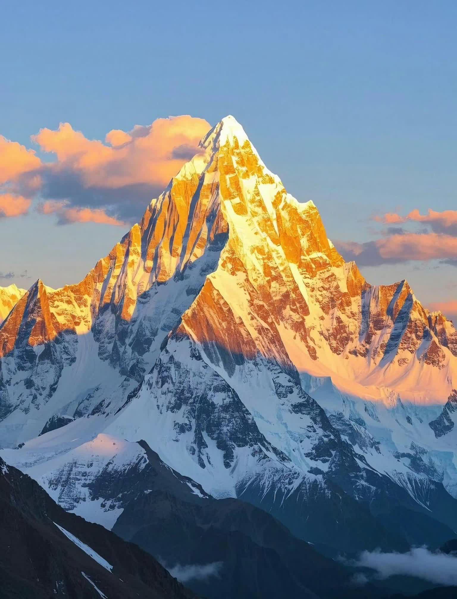 据说看到日照金山的人会幸运一整年⛰️