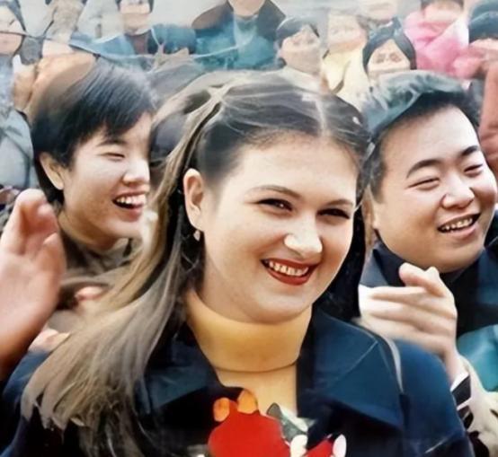 1998年，乌克兰美女远嫁给河南小伙，婚后8年生了3个孩子，可她却让孩子都入了乌