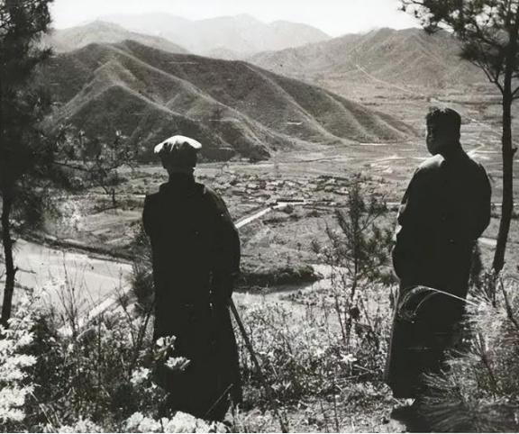 1949年，浙江奉化溪口镇，蒋介石回老家祭祖，此时他已经知道自己毫无胜算，这应该