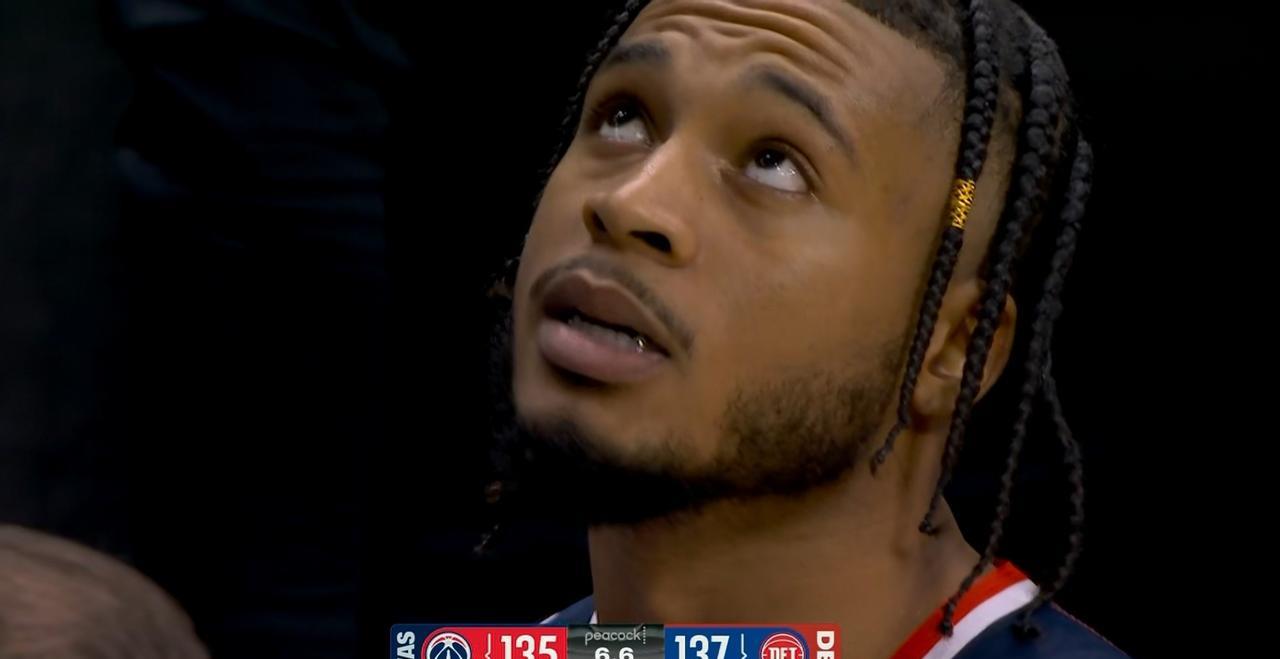 奇才小将惠特摩尔终于得到重用了！虽然今天奇才在客场以135：137惜败于活塞，但